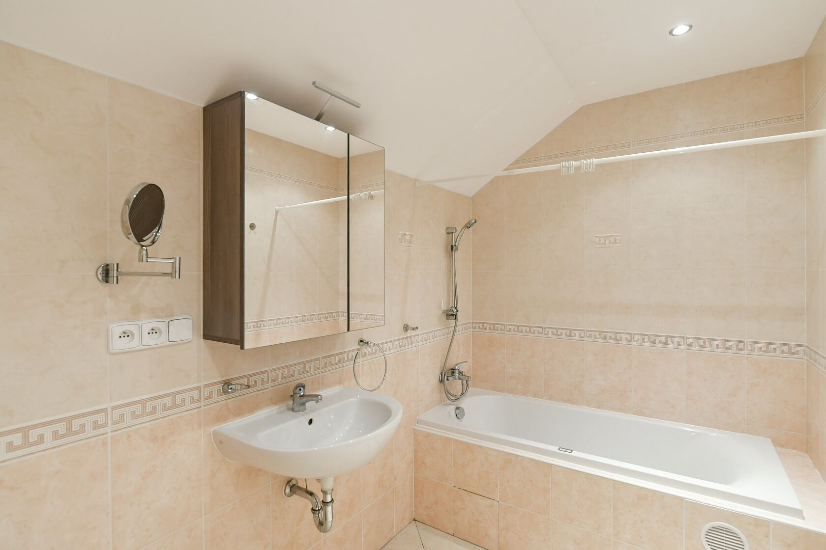 Centrální, Zdiby - Praha-východ | Pronájem, Rodinný dům 5+kk, 300 m²