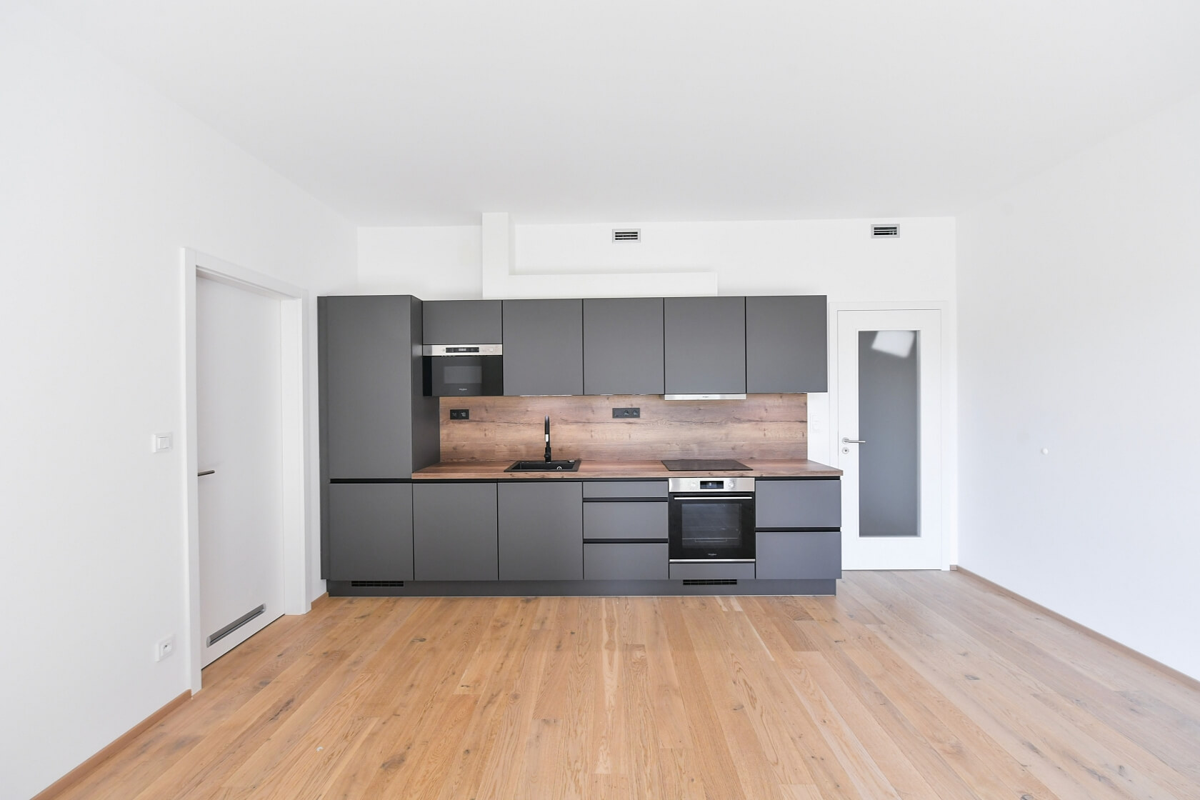 Sokolova, Karlín - Prague 8 | Sale, Apartment One-bedroom (2+kk), 92 m²