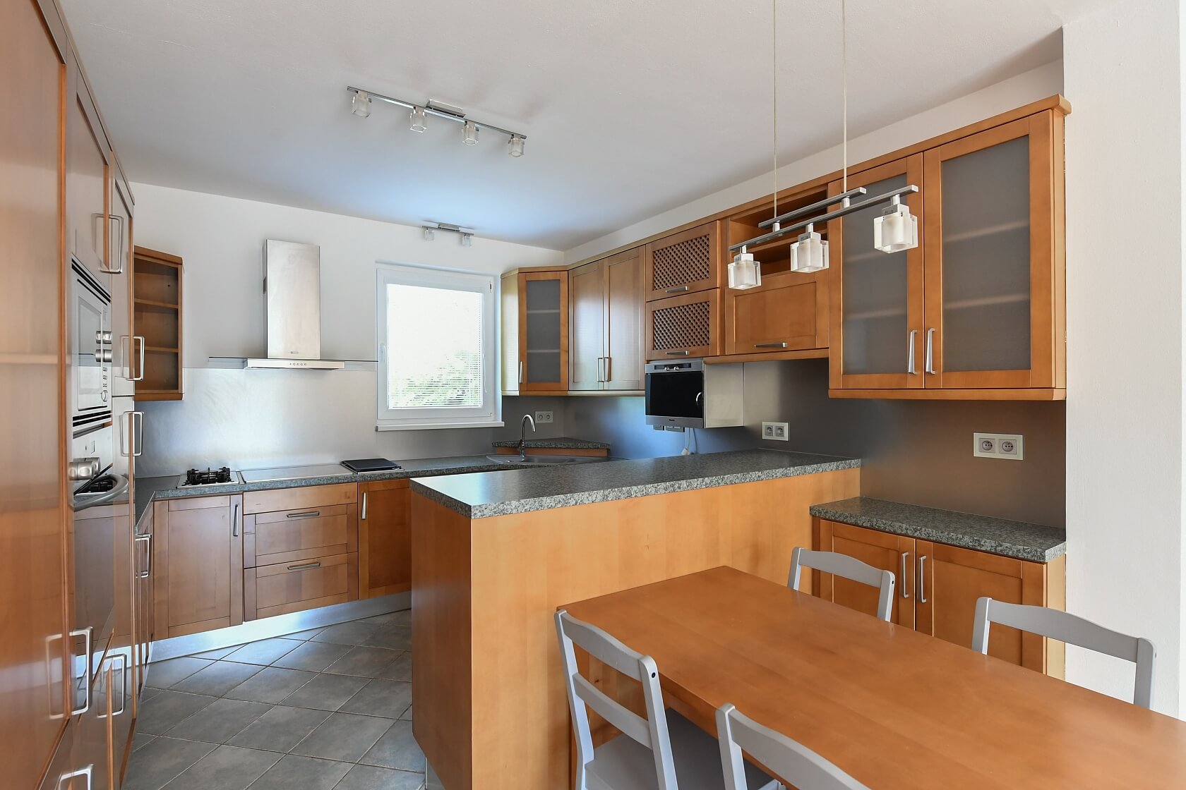 Kemrova, Satalice - Praha 9 | Pronájem, Rodinný dům 5+kk, 147 m²