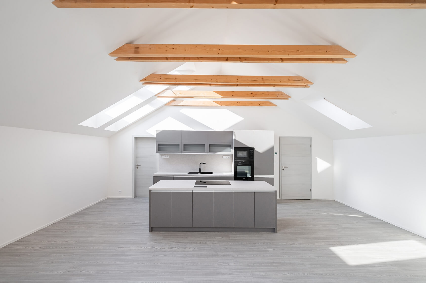 Hostivická, Sobín - Praha 5 | Pronájem, Byt 4+kk, 151 m²