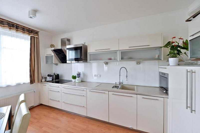 Žampionová, Pitkovice - Praha 10 | Pronájem, Byt 5+kk, 180 m²