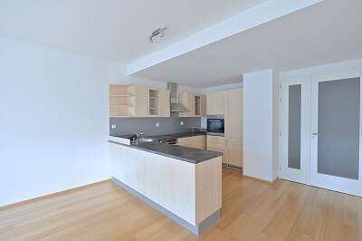Na Dlážděnce, Libeň - Prague 8 | Rent, Apartment Three-bedroom (4+kk), 213 m²