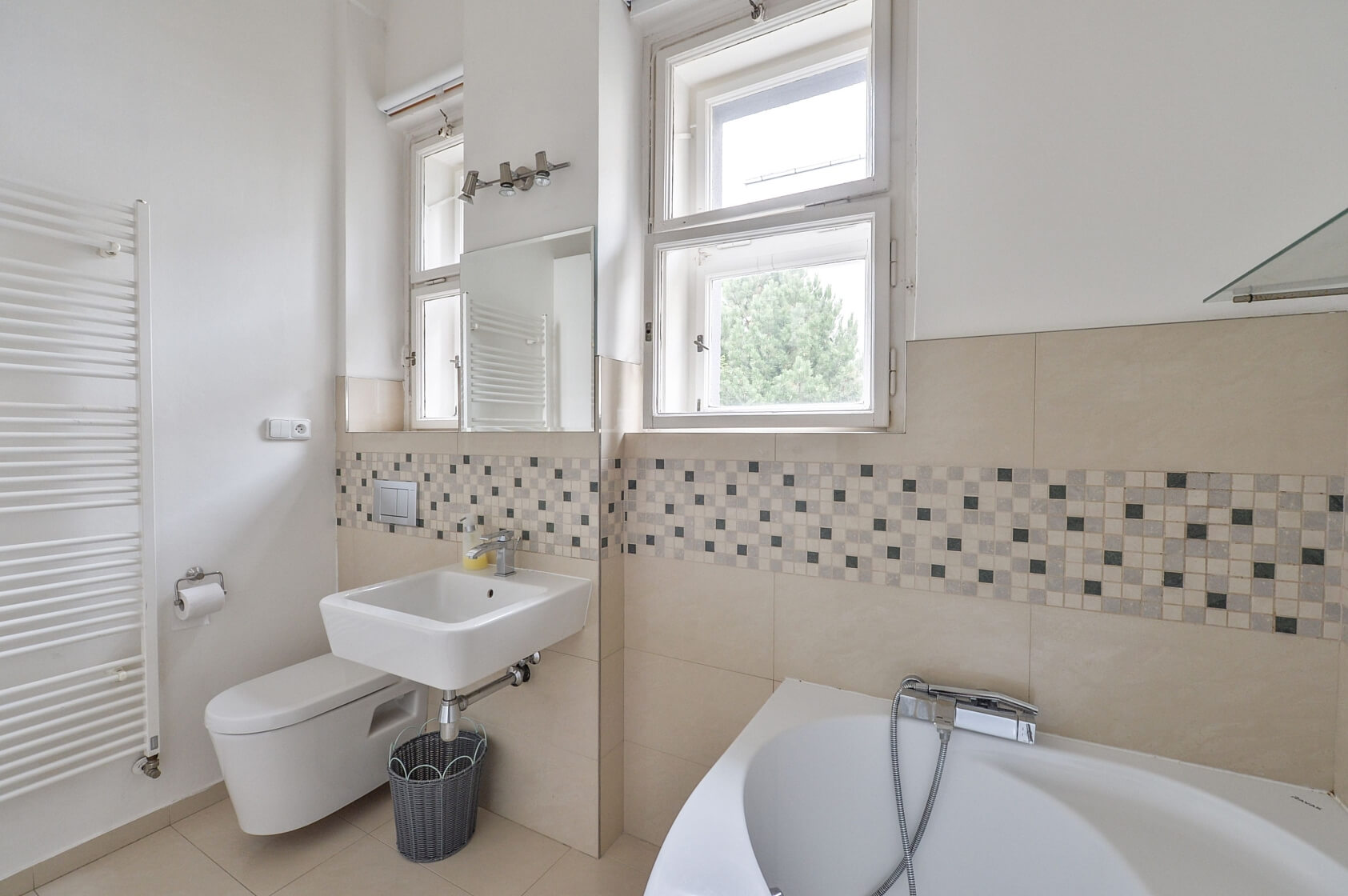 Uzavřená, Kobylisy - Praha 8 | Pronájem, Byt 2+kk, 56 m²