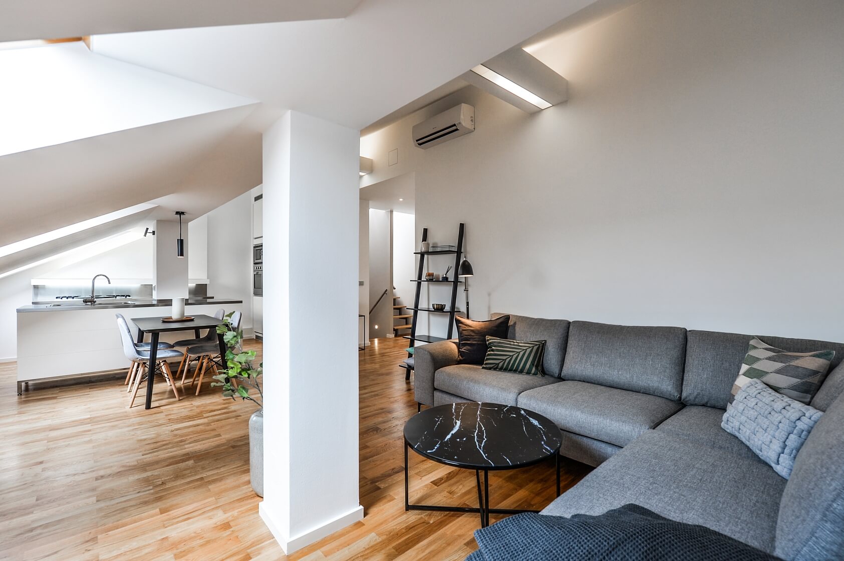Lucemburská, Žižkov - Prague 3 | Rent, Apartment One-bedroom (2+kk), 156 m²