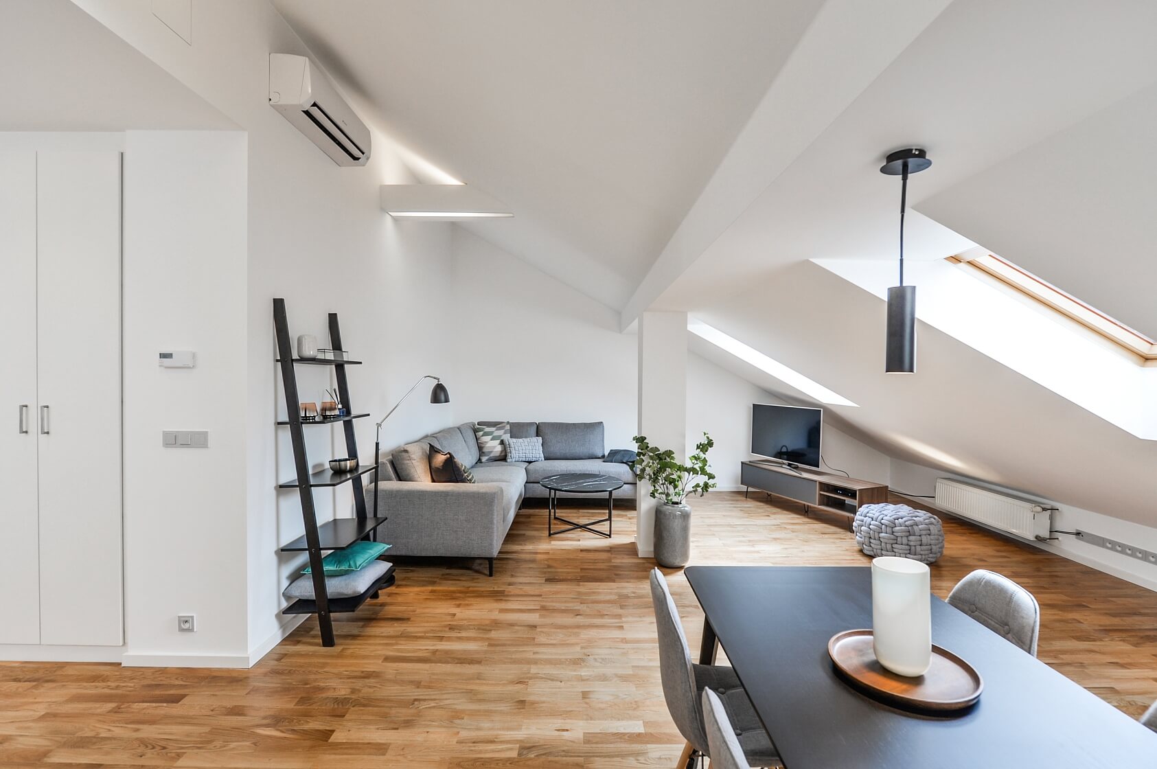 Lucemburská, Žižkov - Prague 3 | Rent, Apartment One-bedroom (2+kk), 156 m²