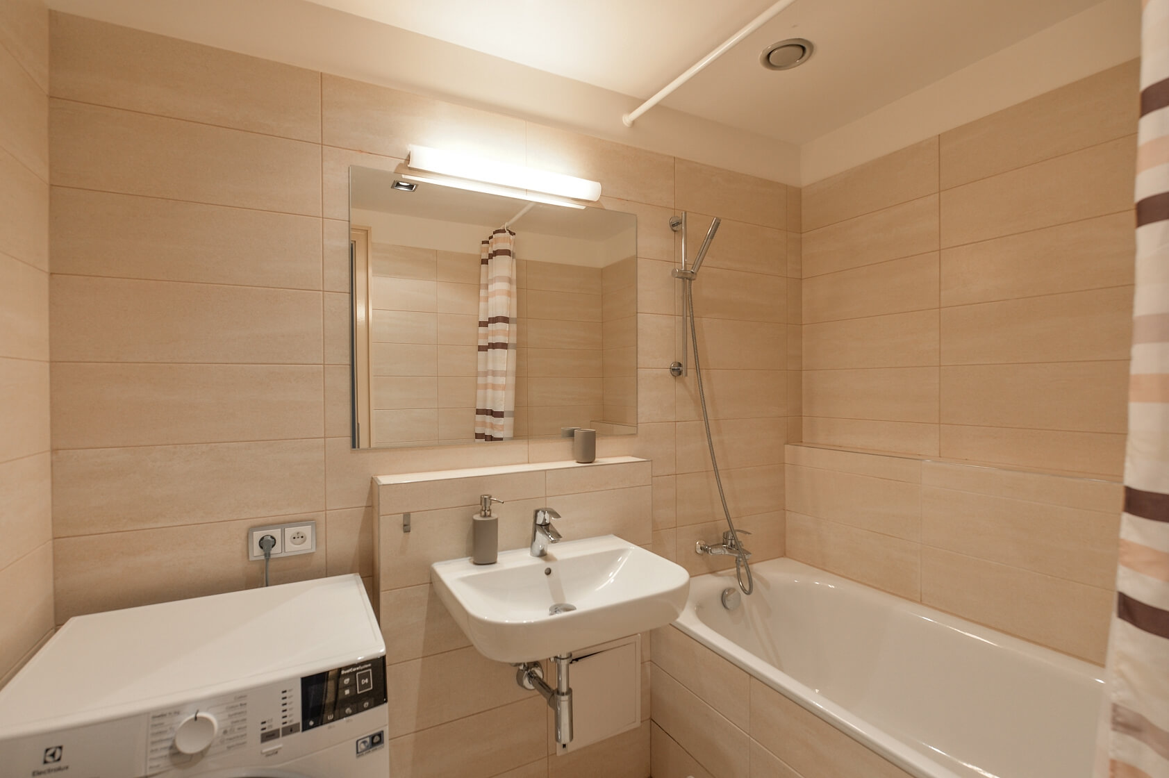 Rohanské nábřeží, Karlín - Praha 8 | Pronájem, Byt 2+kk, 54 m²