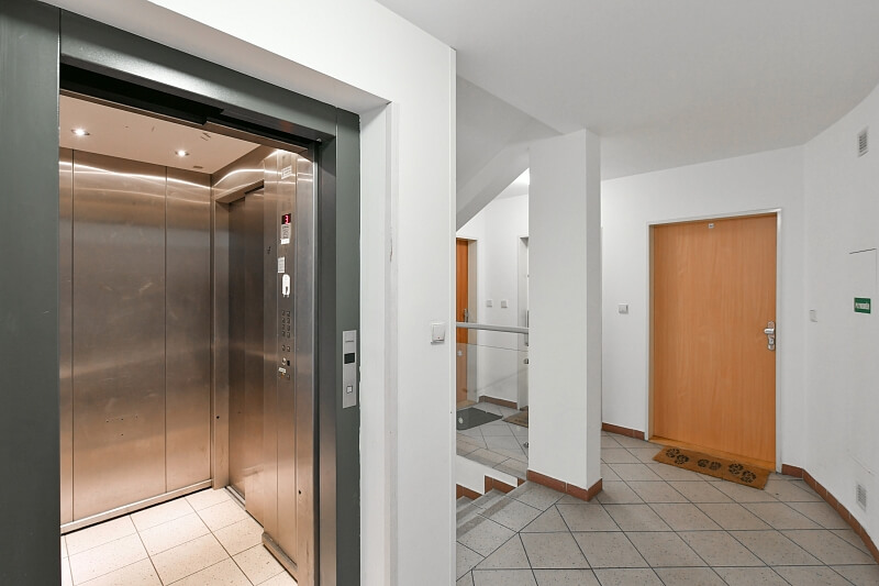 Petrohradská, Vršovice - Prague 10 | Rent, Apartment One-bedroom (2+kk), 62 m²