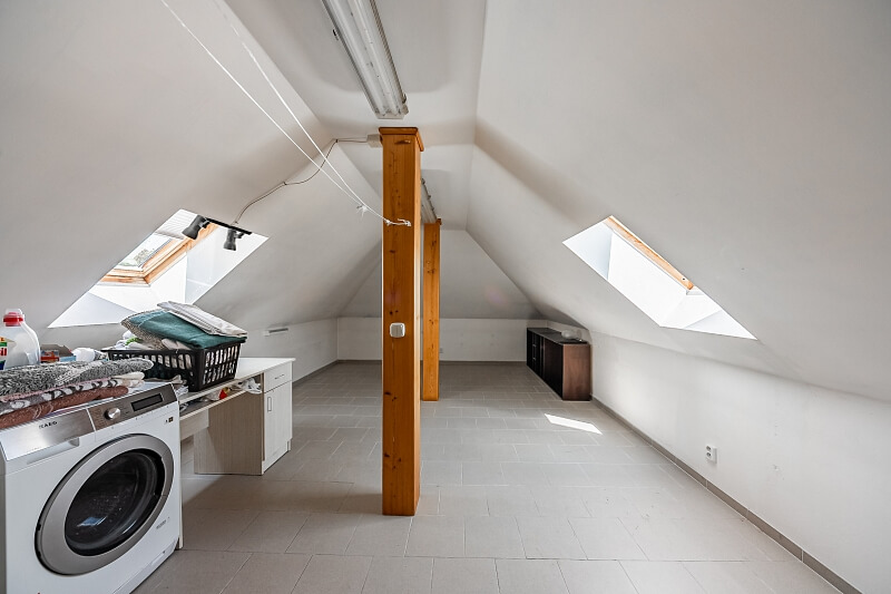 Osmidomí, Sulice - Praha-východ | Pronájem, Rodinný dům 6+1, 269 m²